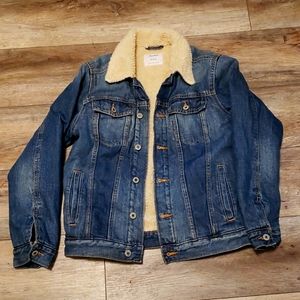 Old Navy Boys/Girls jean jacket lined in sherpa.  Very warm and in great conditi